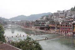 凤凰古城回应旅客吐槽：这么好的处所留不住你